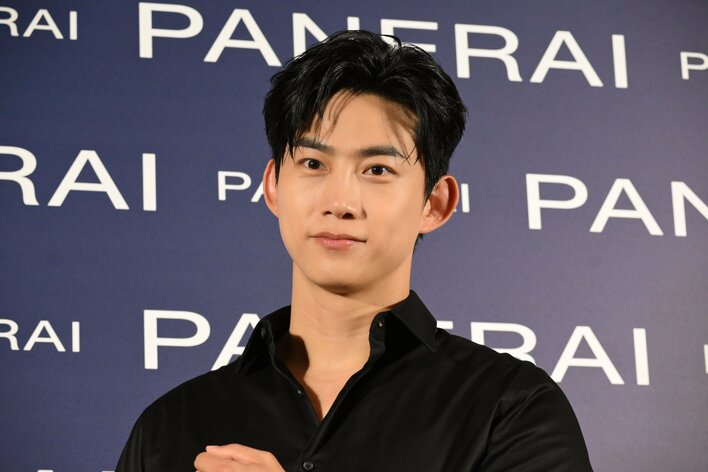 2PM・テギョン 147万円超えの高級腕時計身に付け黒スーツ姿で