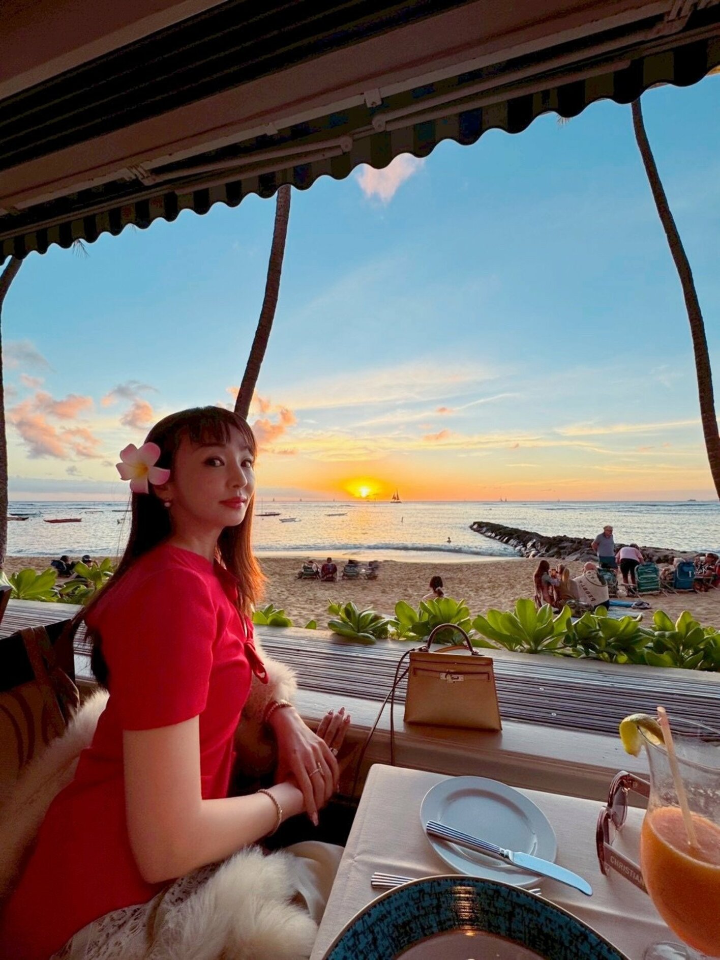神田うの 14歳娘&夫とハワイの夕焼けの海をバックにパシャリ!クリスマスディナー満喫や夫婦で“アロハポーズ”する様子を披露 | めざまし ...