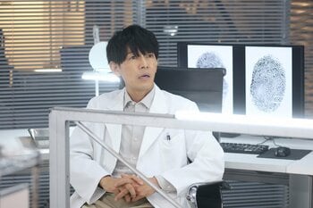 加害者の正当防衛は認められるのか！？土門（藤木直人）と高倉（白石麻衣）は現場で証拠を探すが…『最後の鑑定人』第9話予告