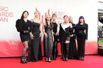 HANAがフォーマルドレスで大歓声に応える！レッドカーペットで観客に手を振り笑顔【MAJ2026】