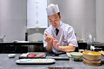【HAKU 金澤じもの】名店出身の料理人・石坂 朋瑛氏がアムステルダム進出を控え、期間限定でシェフズカウンターに立つ！7月1日から8月8日まで「TEMAE OMAKASE（てまえおまかせ）」を提供