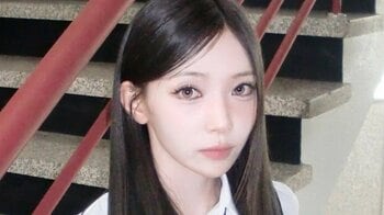 NiziU・MAYUKA へそピ輝く“レベチなスタイル”披露！艶やか黒髪ロング×三つ編みの魅力あふれるビジュアルに「マユカしか勝たん」