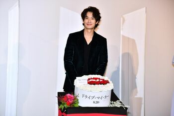 岡田将生 誕生日を祝うサプライズケーキに興奮「今回を超える演技を」と抱負を語る