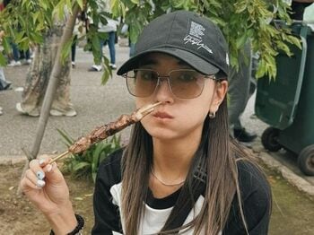 みちょぱ(池田美優)　祭りで美脚が際立つ休日コーデを披露　屋台グルメについつい食い倒れ!？　牛タン串を頬張る姿も