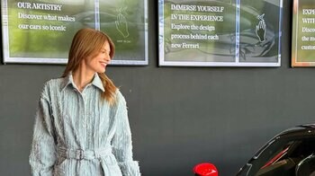 マギー 高級車“フェラーリ”の運転席で美脚ショットを披露！「美人とフェラーリは合う」と反響