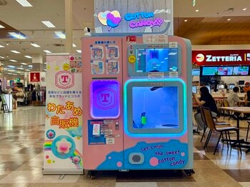 【静岡富士宮市】1日最大176個を販売した、行列のできるわたあめ自販機「CANDY SPIN」8月12日（水）、静岡県富士宮市のイオンモール富士宮に設置。