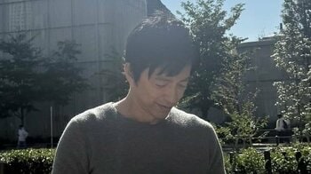 「上半身に目が釘付け」大沢たかお 筋肉美浮き出たぴったりニット姿にファン大歓喜！公園で電話をかけるラフな雰囲気あふれる横顔に「カッコよさがダダ漏れ」