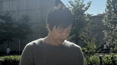 「上半身に目が釘付け」大沢たかお 筋肉美浮き出たぴったりニット姿にファン大歓喜！公園で電話をかけるラフな雰囲気あふれる横顔に「カッコよさがダダ漏れ」