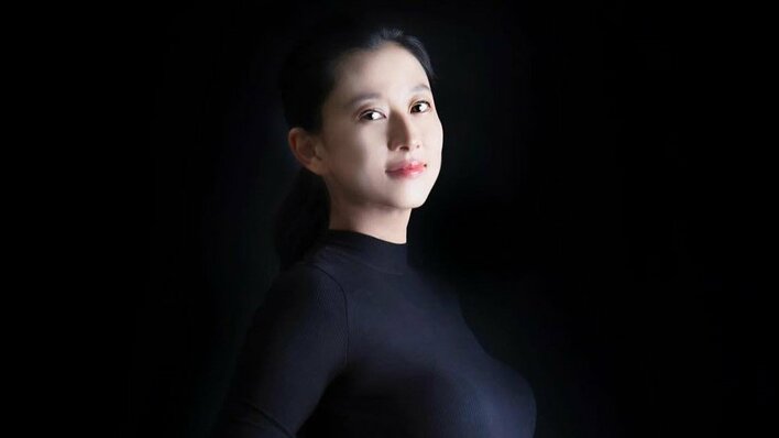 菊川怜(47) ふっくらお腹のマタニティーショットを公開！穏やかな笑みに「とっても素敵です」「美しい」「え？現在！？」<br />