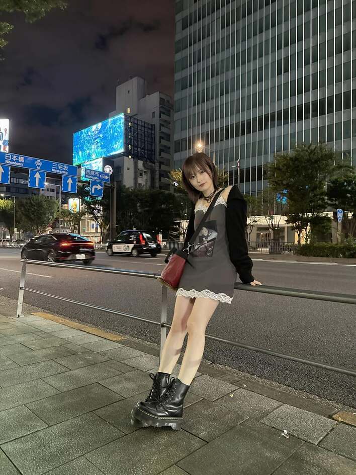 【画像7枚】“美脚に目がくらむ”山本彩のミニ丈キャミワンピ姿を見る