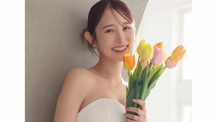 お笑い芸人コットン・きょんの妻が純白ドレスのマタニティフォトで臨月を報告！まつきりな「出産ドキドキ」お顔が写ったエコー写真も公開<br />