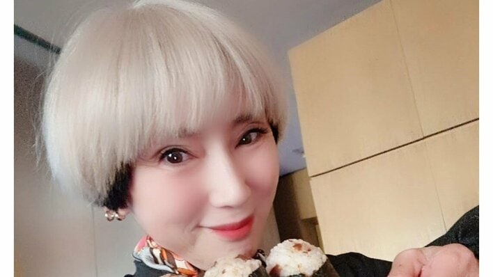 「食べ過ぎ？」秋野暢子 “おにぎり3個”のボリューム満点な朝食公開！具材たっぷりなかまぼこも添えたメニューに「手の温もりが伝わってきます」