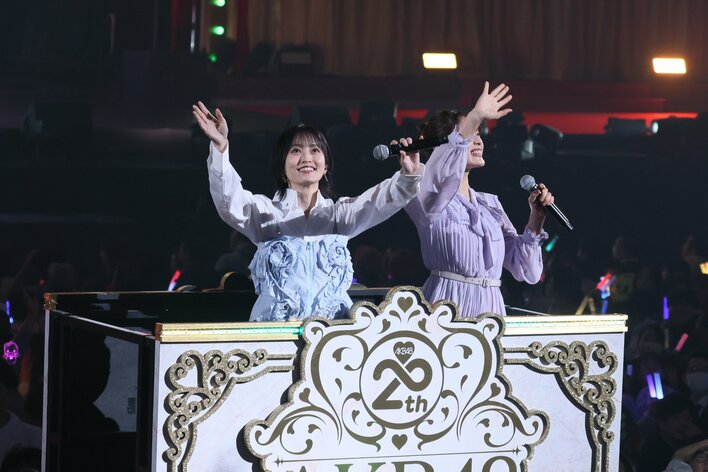 山本彩&渡辺美優紀 “さやみるきー”が笑顔で見つめ合う瞬間も