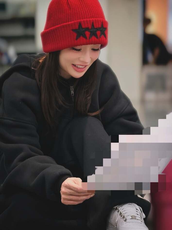 姫にくぎ付け♡」浜崎あゆみ ニット帽で上目遣いをした“バブみフェイス
