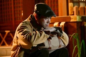 ストリップ劇場で踊るリカ（二階堂ふみ）に魅了された久部（菅田将暉）の目にみなぎる情熱＜『もしがく』第1話完全版＞