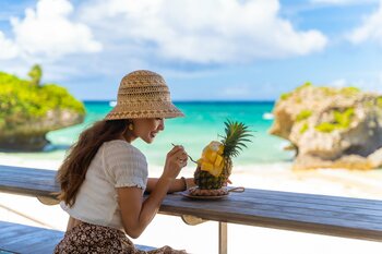 【バンタカフェ】見渡す限りの青い海と空。絶景の中で、旬のトロピカルフルーツを存分に味わう「まーさんトロピカルフェア」今年も開催