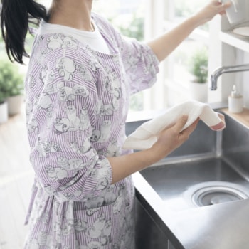 【母の日ギフトにも】リサ・ラーソンの「スケッチねこたち」デザインのエプロンが登場。暑い季節も心地よく使える一枚です。