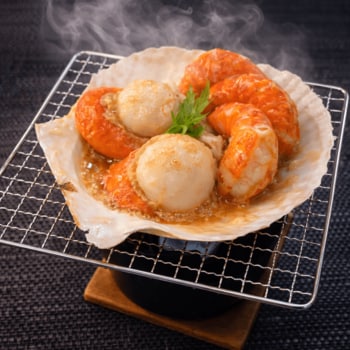 【北海道洞爺湖温泉/絶景の湯宿洞爺湖畔亭】洞爺湖畔亭オリジナルの海老＆ホタテ海鮮陶板を是非ご賞味あれ。