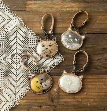 【浅草革小物Kanmi.】から「ねこモフ バッグチャーム」誕生　　　大切な存在の“気配”をそっとしまって持ち歩く