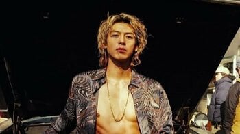 「色気がやばい」竹内涼真 彫刻のようなバキバキ腹筋を披露！ワイルドな魅力あふれる姿にファンもん絶「かっこよすぎて心臓バクバク」