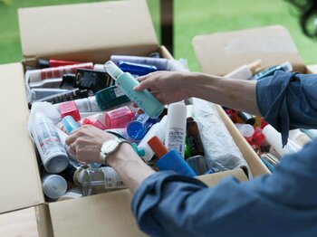 プラスチックリサイクルサービス「ParallelPlastics」が高島屋・ジョンマスターオーガニックと3社コラボ！回収空容器で再生プラ100%コーム発売