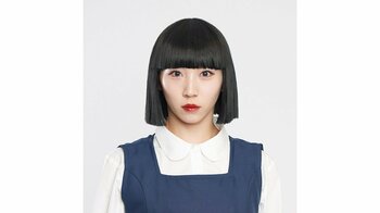アバンギャルディ pani おかっぱ頭外した“儚げ”姿に「妖精さんみたい」と反響！イギリスで披露したミニ丈コーデに「めっちゃタイプ」
