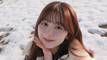 NiziU MIIHI「デート感ある」雪の中でウインク＆舌ペロの白ダウンコーデ公開！恥ずかしげにうつむく大人っぽい表情に「雪の妖精やんんん」