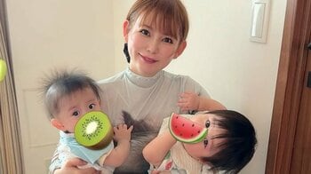 中川翔子 生後8ヵ月双子兄の見事な“領域展開ポーズ”披露！「人見知りの延長かなー？」見慣れないメガネ姿のママにギャン泣きしたエピソードも