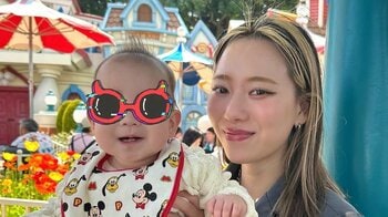 「幸せ家族」人気YouTuber 0歳の娘と“初家族ディズニー” 大満喫した姿に「微笑ましすぎて泣ける」「ずっと笑顔なの尊すぎ」