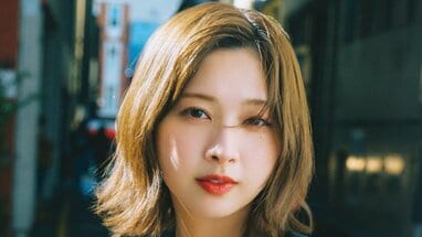 日向坂46・富田鈴花 “白ニットのミニ丈ワンピ”で抜群のスタイル披露