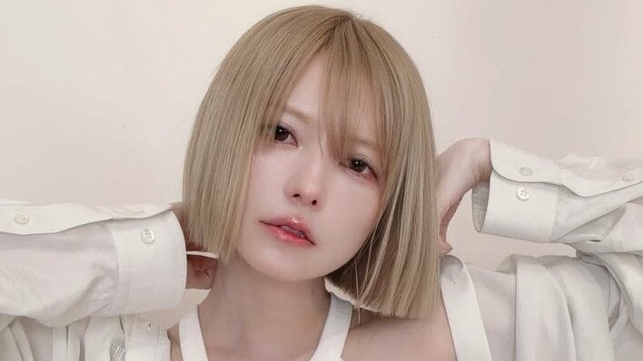 益若つばさ ショートから超ロングヘアに大胆イメチェンで「艶と透明感がすごい」と反響！ハイトーン×ぱっつん前髪のドーリースタイルにファン歓喜