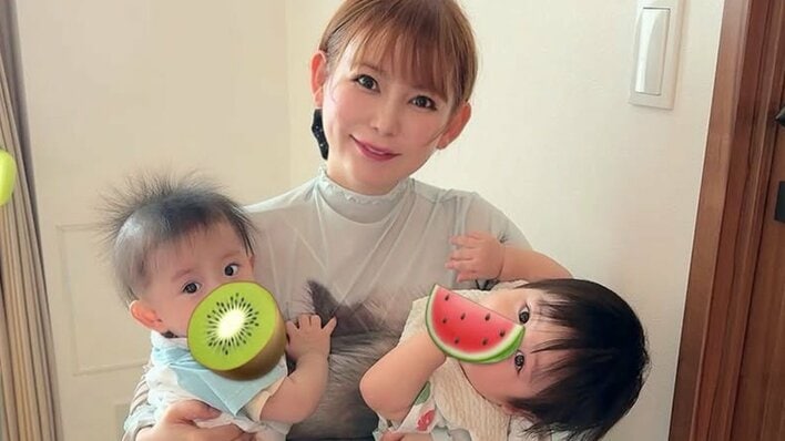 中川翔子 生後8ヵ月双子兄の見事な“領域展開ポーズ”披露！「人見知りの延長かなー？」見慣れないメガネ姿のママにギャン泣きしたエピソードも