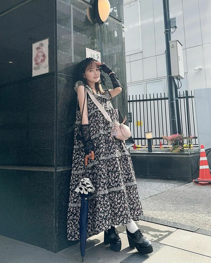 佐藤ノア シックなノースリーブワンピースコーデを披露 真っ白陶器肌の