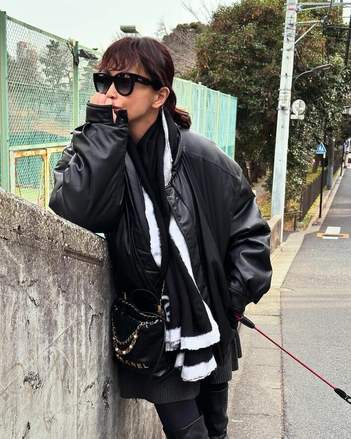 オーラ”全開！長谷川京子 全身ブラックコーデ×ブランドバッグで愛犬