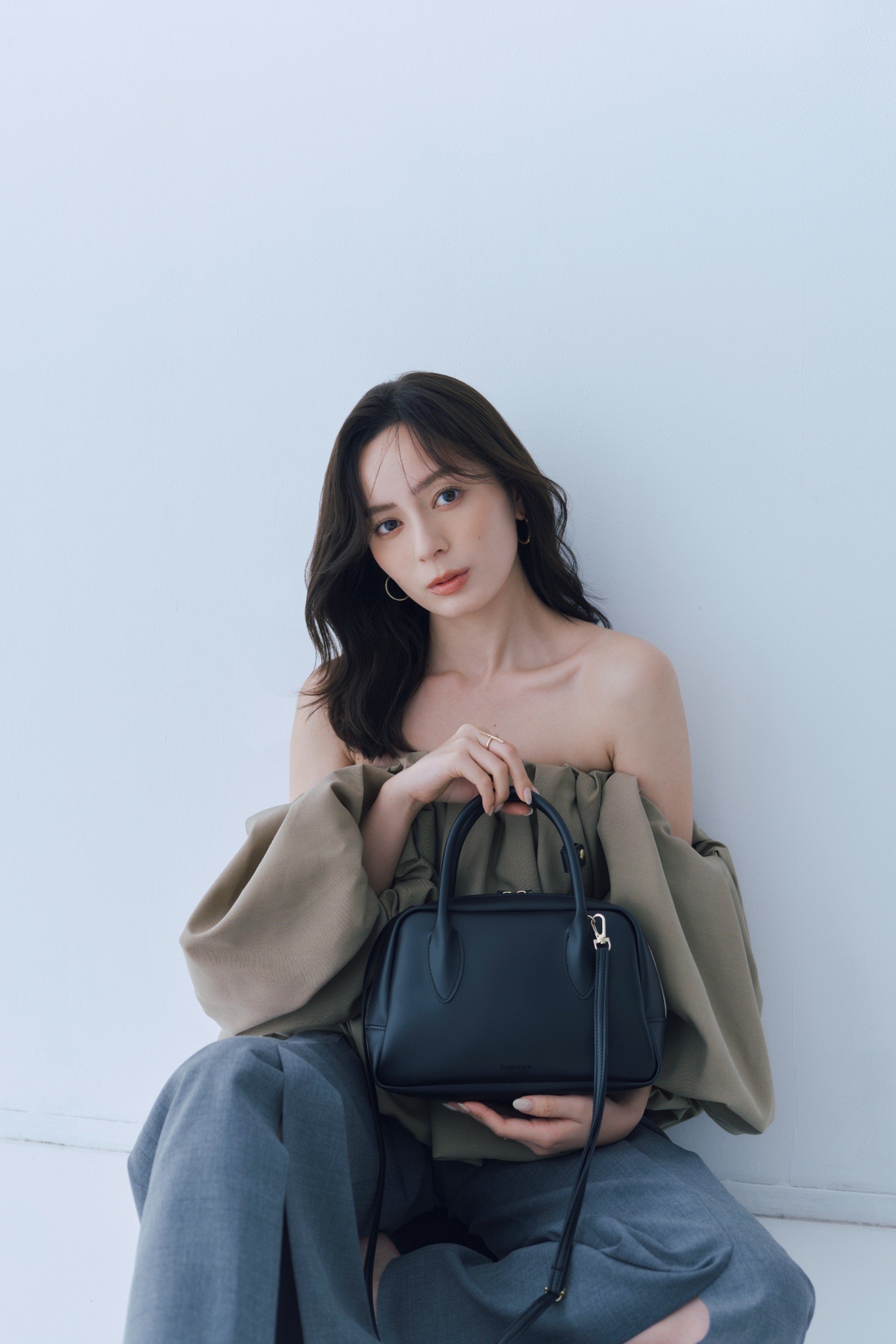 20～30代女性に絶大な支持を集めるファッションブランド「anuans（ア