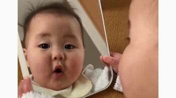 まるで“こびとづかん”！？鏡に向かって“変顔の練習”をする1歳の女の子が話題！ママを笑わせようとする姿に「ほっぺの破壊力やばい」【激かわキッズ奇跡の瞬間】