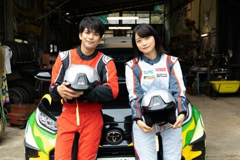 森崎ウィン＆深川麻衣がラリーに挑む新場面写真が公開！「車を通して人が繋がっていく」