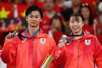 「試合の時とはまったく表情が違う」“わたがしペア”東野有紗が夫婦2S公開！パリ五輪銅メダリスト幸せいっぱいの結婚報告 