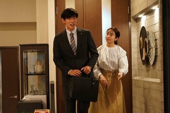 婚約者からの復縁要求に戸惑う愛実（木村文乃）一方、ライバルの太客に声をかけられるカヲル（ラウール）『愛の、がっこう。』第2話予告