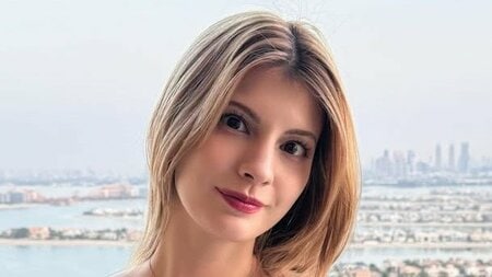 「珍しい色」マギー 愛車のポルシェに合わせてイメチェンした姿を披露！クールな表情でボディーに寄りかかる様子に「似合う」「センス良い」