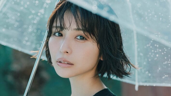 長濱ねる 花火楽しむオフショット披露！海辺で夏らしいカジュアルコーデを着こなし笑顔を向ける姿にうっとり
