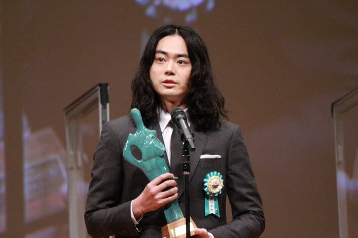 菅田将暉が“最優秀男優賞”を受賞！「花束みたいな恋をした」で共演の有村架純も同時受賞！