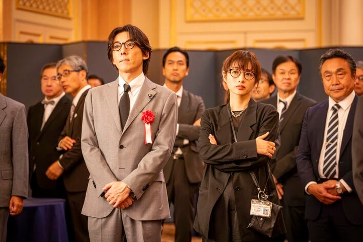 弥生（石原さとみ）は政治家たちが“抜け道”をつくり集めるカネを狙いパーティに潜入！盗みを阻止すべく動く夏目（高橋一生）＜『ポリティカルパン』第4話完全版＞