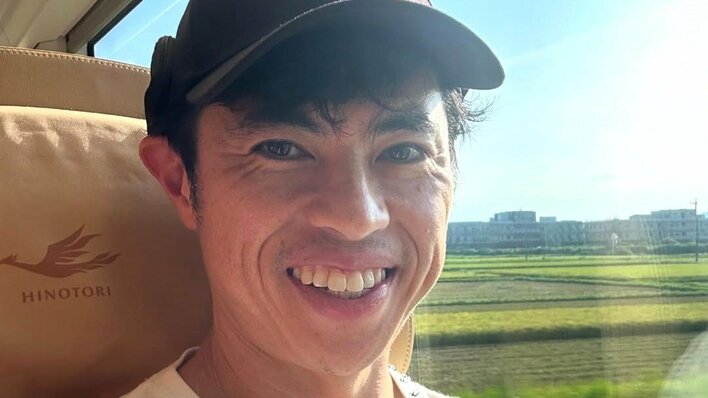 小島よしお 大阪・関西万博での親子3世代ショットに「似てますね！」 1歳長男と“顔出し”「55年ぶり2回目の万博を楽しむ母」