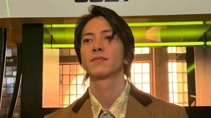 【画像8枚】「見惚れてしまう」山下智久 ミラノの夕日を背に上品な秋色スーツをまとったショットを見る