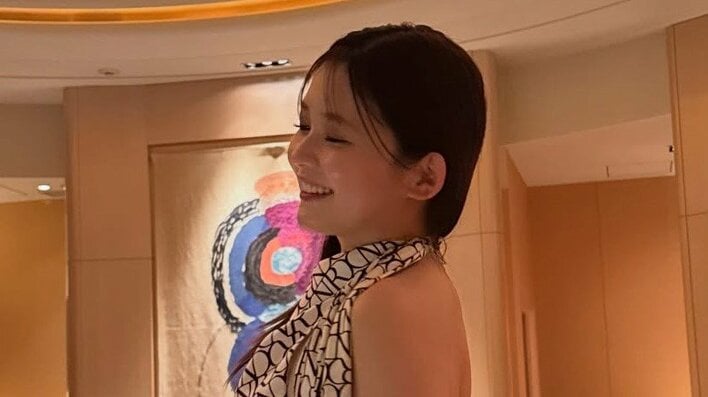 「こんなに出していいの！？」久間田琳加 美脚を堂々と披露！大胆スリット＆ざっくり背中が開いた姿に「全部パーフェクト級」と称賛の嵐