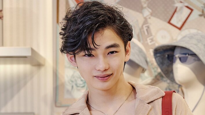 【写真14枚】FENDIに登場！冨永愛の息子・冨永章胤(19)とアイテムを見る