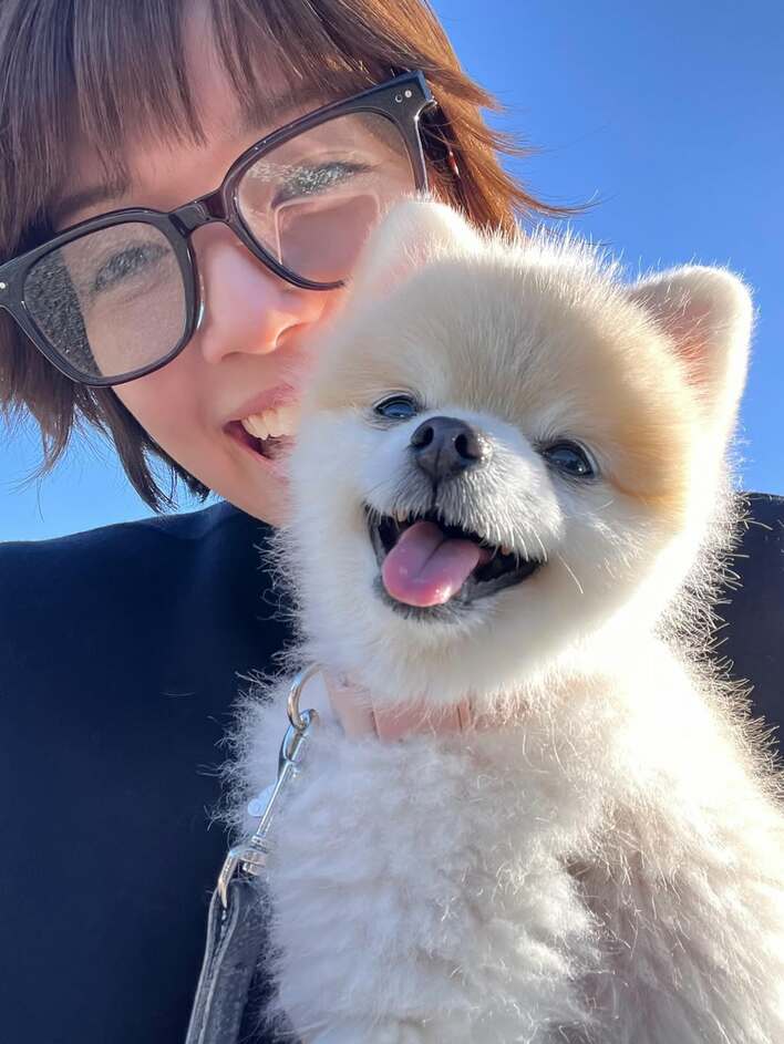 佐藤栞里 愛犬とのショットが“そっくり”と話題！箱根旅行で自然に囲ま