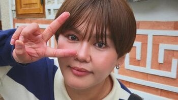本気の“ガングロギャル”姿に激変でファン衝撃！パパラピーズ・じんじん 平成アイテム手にした挑発的ショット披露「バリ懐かしい！」