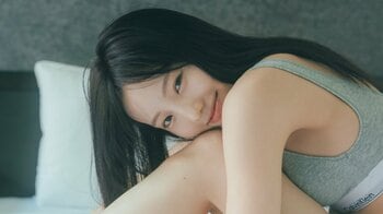 本田真凜 ホテルでのリラックス姿＆アイスクリーム持った笑顔ショット披露！1st写真集『MARIN』から先行カット第4弾